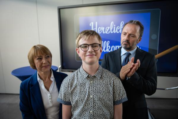 Bild 1 von 4: Auf Grund der Hartnäckigkeit von Frau Schiller (Elisa Ueberschär, re.) beginnt Cäcilias (Carlotta Weide, li.) Tag bereits vor dem Start des neuen Schulmoduls \