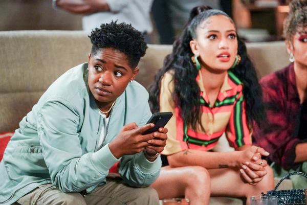 Bild 1 von 8: Im Bild (v.li.): Bre-Z (Tamia 'Coop' Cooper), Samantha Logan (Olivia Baker).