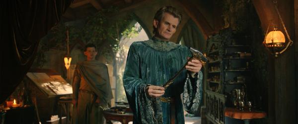 Bild 1 von 5: Elbenschmied Celebrimbor (Charles Edwards, r.) weiht Elrond (Robert Aramayo, l.) in seine Pläne ein.