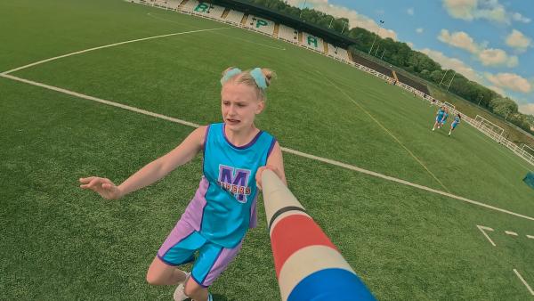 Bild 1 von 6: Aoife versucht sich im Stabhochsprung.