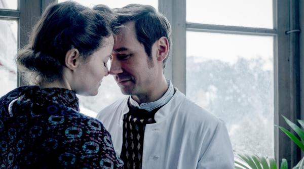 Bild 1 von 32: Im Bild: Johanna Gabathuler (Dominique Devenport) und Dr. Mangold (David Kross) wissen nichts vom Geheimnis des anderen.