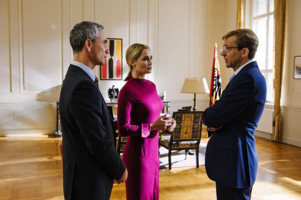 Bild 1 von 15: Ab Mitte Dezember 2011 muss der Leiter des Bundespräsidialamtes, Lothar Hagebölling (René Schoenenberger, l.), erleben, dass beinahe täglich neue Vorwürfe gegen den Bundespräsidenten Christian Wulff (Kai Wiesinger, r.) erhoben werden. Während sich Bettina Wulff (Anja Kling, M.) am liebsten zurückziehen würde, versucht das Staatsoberhaupt alles, um im Amt bleiben zu können ...