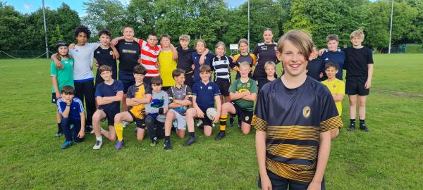 Bild 1 von 3: Harry mit seinem Rugby-Team
