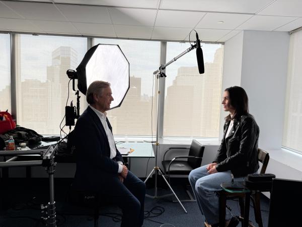 Bild 1 von 4: Claus Kleber im Gespräch mit der Journalistin Victoria Elliott