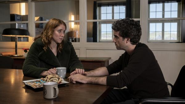 Bild 1 von 9: Freya Reuter (Lena Dörrie) wurde von zwei verkleideten Weihnachtsmännern überfallen. Einer von ihnen hat ihren Vater Rudolf Reuter erschossen. Ein pikanter Fall für die Sylter Kommissare, denn Hinnerk Feldmann (Oliver Wnuk) ist mit Freya heimlich liiert.