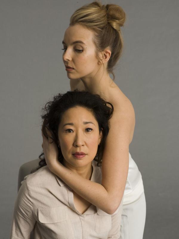 Bild 1 von 8: Eve ( Sandra Oh, l.); Villanelle (Jodie Comer, r.)