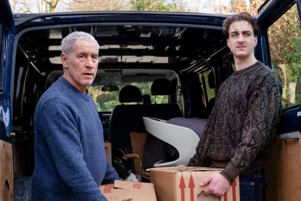 Bild 1 von 15: Im Bild: Matthias Hamm (Ralph Herforth, l.) hilft Leo Winter (Jacob Lee Seeliger, r.) beim Kisten schleppen.