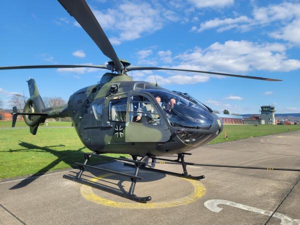 Bild 1 von 10: Lennard in Helikopter