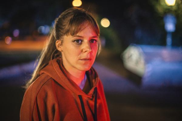 Bild 1 von 11: Kommissarin Angelika Flierl (Bernadette Heerwagen) verfolgt den vermummten Jogger, doch sie schafft es nicht, den Unbekannten zu fassen. Sie macht sich Vorwürfe, dass sie nicht schneller war.