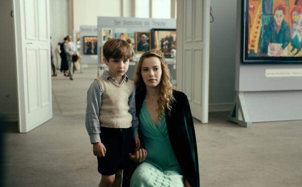 Bild 1 von 13: Der kleine Kurt (Cai Cohrs) besucht mit seiner Tante Elisabeth (Saskia Rosendahl) die Ausstellung \