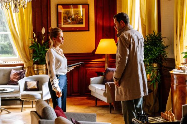 Bild 1 von 5: Nachdem ein Bewohner einer noblen Seniorenresidenz ermordet wurde, gerät die Ärztin Dr. Anne Kaml (Susanne Bormann, l.) ins Visier der Ermittlungen. Als Kommissar Jonas Fischer (Lukas Piloty, r.) sie befragt, stockt ihm der Atem - Anne ist seine erste Jugendliebe.