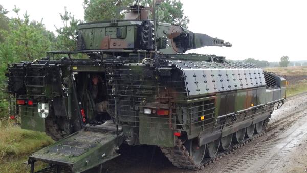 Bild 1 von 3: Für die Soldaten stellt der neue Puma zunächst eine große Herausforderung dar. In den richtigen Umgang mit dem Schützenpanzer müssen sie erst eingewiesen werden.