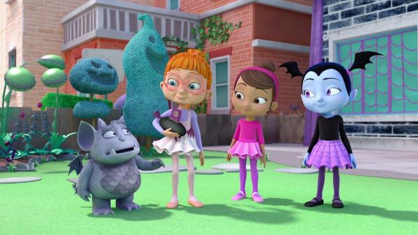 Bild 1 von 12: a) Vampirina müht sich mit menschlichem Ballet ab. b) Nachdem sie eine Schatzkarte entdeckt haben, versuchen Vampirina und ihre Freunde, einen versteckten Schatz zu finden.