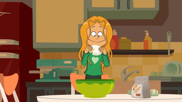 Bild 1 von 3: Marine backt in der Küche einen Halloween Kuchen mit Camenbert.