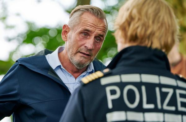Bild 1 von 3: Paul Schott (Tim Wilde, l.) wird von seiner Chefin Nele Fehrenbach (Floriane Daniel, r.) von dem Mordfall abgezogen. Und gerät zudem selbst unter Verdacht.
