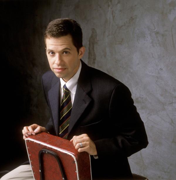 Bild 1 von 6: (1. Staffel) - Alan (Jon Cryer) ist ein spießiger, komplizierter, verheirateter Chiropraktiker, dessen Frau sich gerade von ihm getrennt hat, weil sie glaubt lesbisch zu sein. in seiner Verzweiflung flüchtet er ins Haus seines Bruders ...