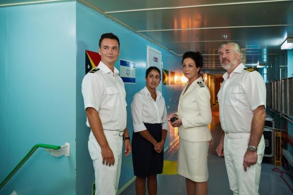 Bild 1 von 14: Im Bild: Hanna Liebhold (Barbara Wussow, 2.v.r.) und Staff-Kapitän Martin Grimm (Daniel Morgenroth, r.) machen Praktikantin Amrei Seibold (Banafshe Hourmazdi, 2.v.l.) mit dem nautischen Offiziersassistenten Noah Schütt (Louis Held, l.) bekannt.