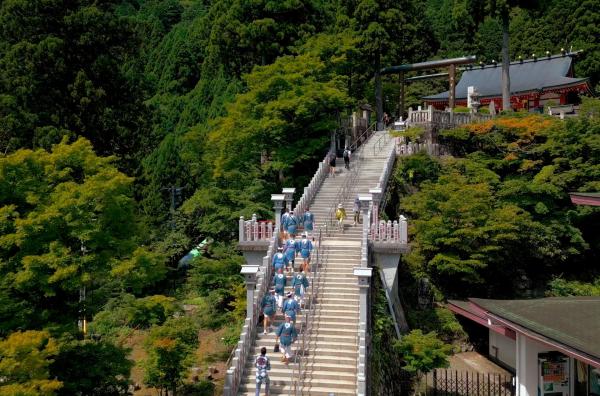 Bild 1 von 5: Um den beschwerlichen Weg zum Tempel zu erleichtern, singen die Mitglieder des Saisuikei das traditionelle Kiari-Lied.