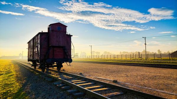 Bild 1 von 3: Zwei Tage und Zwei Nächte lang wurde Dany Dattel mit seiner Familie in einem Viehwaggon nach Auschwitz deportiert - insgesamt hat er durch den Holocaust neun Mitglieder seiner Familie verloren.