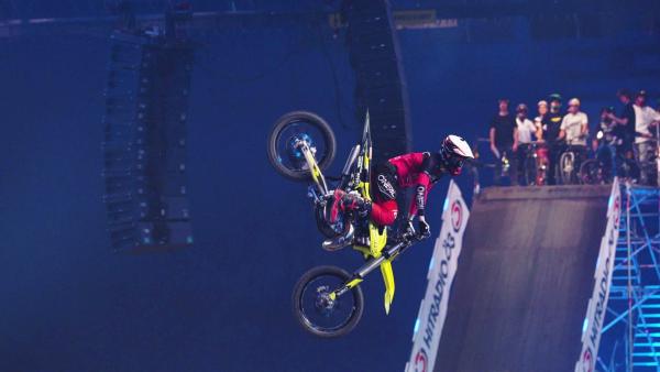 Bild 1 von 8: Im Bild. Freestyleshow und spektakulärste Stunts in der Stadthalle.