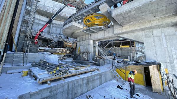 Bild 1 von 2: Mit Hilfe von LKW, Materialseilbahn und Helikopter werden die Bestandteile transportiert.