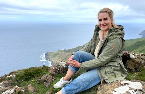 Bild 1 von 3: Eine Mischung aus Irland, Norwegen und der Karibik - das ist Galicien, Spaniens grüner Norden mit keltischem Erbe. Judith Rakers erkundet die hohe Steilküste, Naturparks mit Wasserfällen und dichten Wäldern, fjordähnliche Meeresarme und die traumhaften Strände des unbewohnten Inselparadieses. Galicien gilt als Spaniens grüner Norden. Die Region ist längst nicht so überlaufen wie viele andere touristische Ziele in Spanien, bietet aber atemberaubende Landschaften.