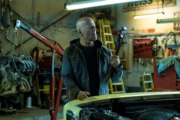 Bild 1 von 6: Bruce Willis stars as Paul Kersey in DEATH WISH, a Metro-Goldwyn-Mayer Pictures film.
