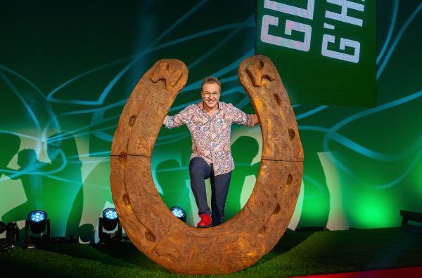 Bild 1 von 1: Glück g'habt hat Comedian Heinrich del Core in der letzten Zeit häufig - deshalb gibt er das in seinem neuen Programm zum Besten. Der Italo-Schwabe erzählt, wie es sich angefühlt hat, in der Pandemie plötzlich vor Autos aufzutreten, wie glücklich ein Einkauf im Supermarkt machen kann und wie sich Schnarch-Probleme lösen lassen, damit die Ehe lange glücklich bleibt. Außerdem geht es um das Glück oder Pech, geblitzt zu werden. Heinrich del Core wirft einen humoristischen Blick auf den Alltag - skurril und irrwitzig.