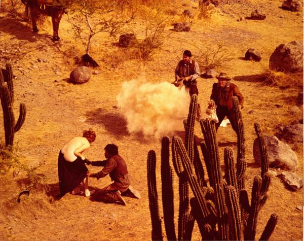 Bild 1 von 11: Die als Nonne verkleidete Prostituierte Sara (Shirley MacLaine, l.) wird von drei Männern in der Wüste Mexicos bedrängt. Kann sie ihnen entkommen?