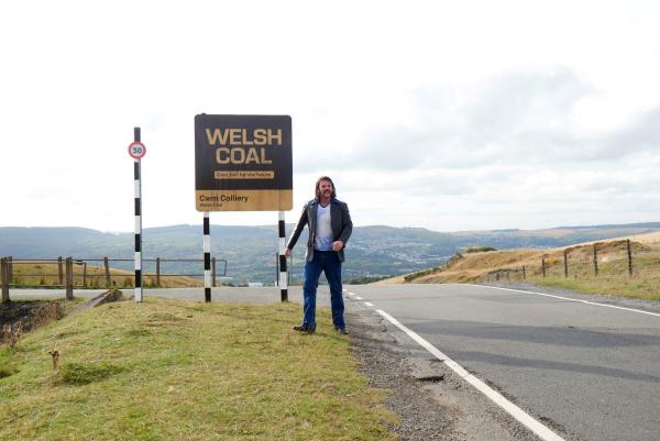 Bild 1 von 6: John Dilwyn Morgan (Ben McGregor) wird von den Ermittlern am Tatort zurückgelassen.