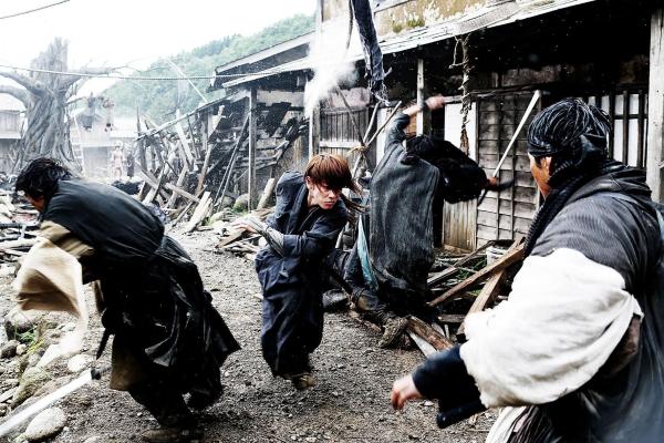 Bild 1 von 3: Im Kampf gegen den hasserfüllten Samurai Shishio: Samurai Kenshin Himura (Takeru Sato) ...
