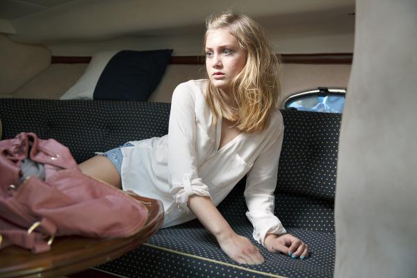 Bild 1 von 5: Die junge Vera (Saga Samuelsson) wacht am Morgen nach der Mittsommernachtsfeier auf einem fremden Boot auf.