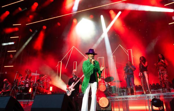Bild 1 von 1: Die Band zeigt sich mit Leadsänger Jay Kay in Bestform. Drei Backgroundsängerinnen unterstreichen den von Anfang an beeindruckenden Sound mit Bassklängen, die als Markenzeichen von \