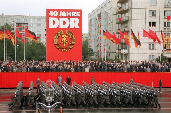 Bild 1 von 3: Militärparade zum 40. Jahrestag der DDR am 07. Oktober 1989.