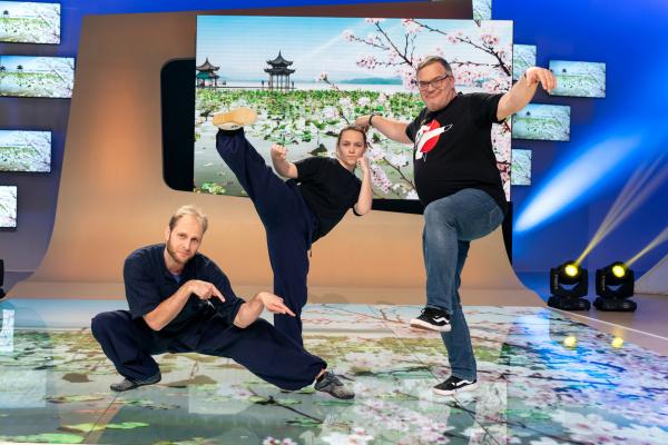 Bild 1 von 4: Kung-Fu-Meister Arno Wünsch (l.) und Kung-Fu-Trainerin Marina Berljafa (M.) zeigen Elton (r.), welche verschiedenen Stile es beim Kung Fu gibt.