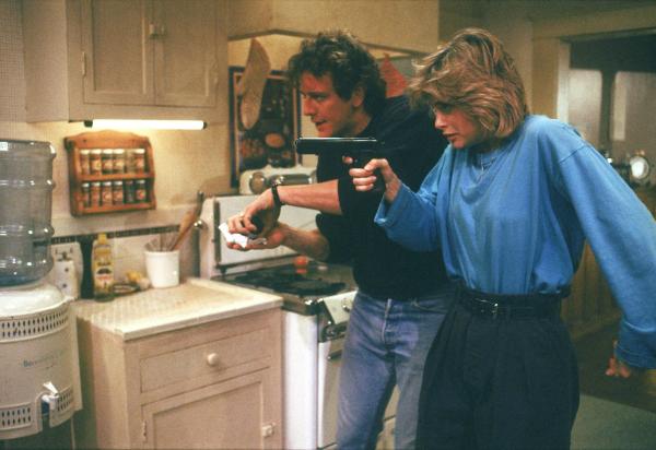 Bild 1 von 7: Das junge Paar Sandy (Helen Slater, r.) und Ken Kessler (Judge Reinhold, l.) wollen die Frau des reichen Geschäftsmannes Sam Stone entführen und eine Million Dollar Lösegeld fordern. Doch schon bald wendet sich das Blatt ...