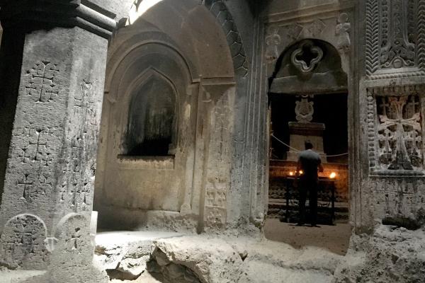 Bild 1 von 19: Kloster Geghard. Viele Gebetsräume und Kapellen des UNESCO-Weltkulturerbes sind in den Felsen hineingehauen.
