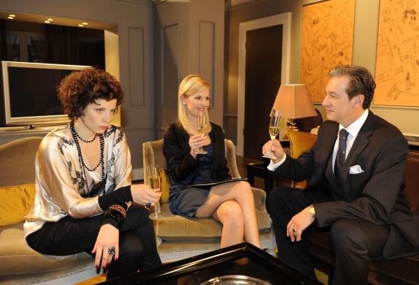 Bild 1 von 14: Alexandra (Ivonne Schönherr, M.) steht vor Julius (Günter Barton, r.) loyal zu Marks Charity-Idee, obwohl sie weiß, dass sie Emily (Anna Schäfer, l.) damit vor den Kopf stößt ...