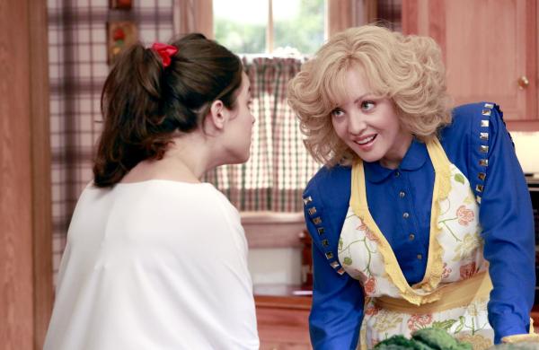 Bild 1 von 9: Erica Goldberg (Hayley Orrantia, l.); Beverly Goldberg (Wendi McLendon-Covey, r.)
