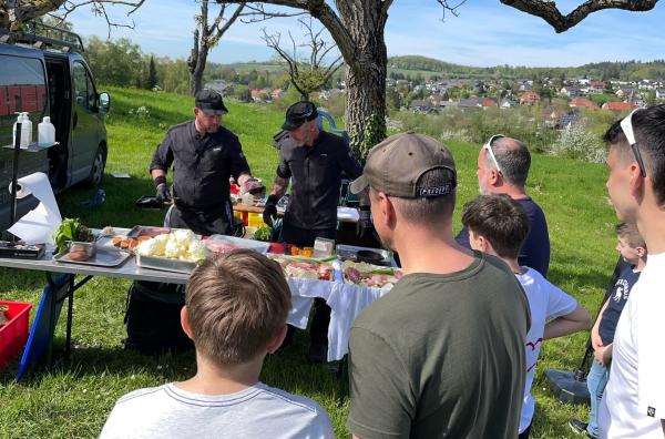Bild 1 von 2: Bei den Outdoor-Koch-Events auf der Streuobstwiese von Tim Santo und Jochen Maurer aus Kippenheim wird im und über dem Lagerfeuer gegrillt.