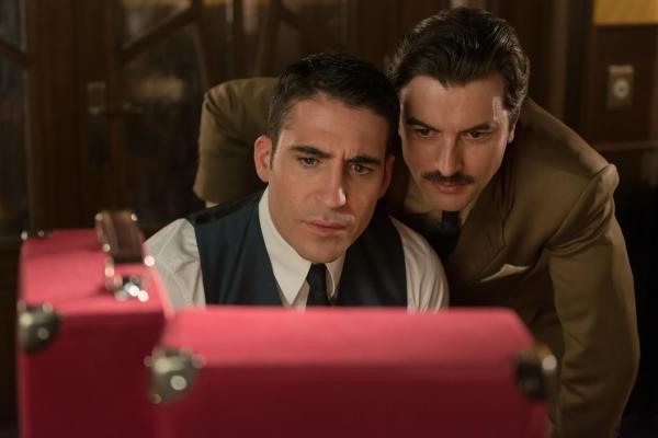 Bild 1 von 7: Alberto Márquez (Miguel Ãngel Silvestre, r.) Mateo Ruiz (Javier Rey, r.)