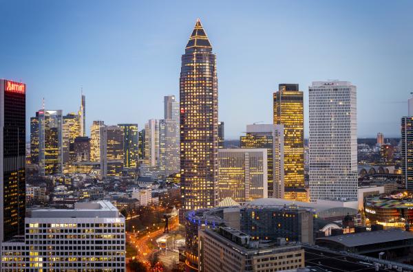 Bild 1 von 4: Der Messeturm, 265 Meter hoch und damit das zweithöchste Hochhaus in der EU, gilt ein bisschen als das Wahrzeichen der Frankfurter Skyline. Bei den Frankfurtern heißt er auch \