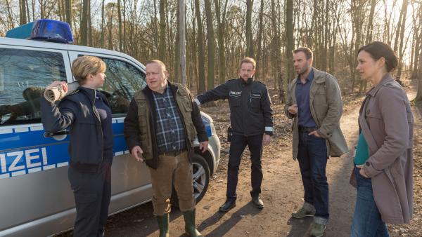 Bild 1 von 10: Sonntag hin oder her - wenn es einen Leichenfund gibt, schieben die Kollegen Stine Bergendal (Sidsel Hindhede, l.), Jan-Hinrich Reuter (Udo Kroschwald, 2.v.l.), Timmermann (Mathias Junge, M.), Lars Pöhlmann (Dominic Boeer, 2.v.r.) und Karoline Joost (Nike Fuhrmann, r.) auch am Wochenende Schicht.