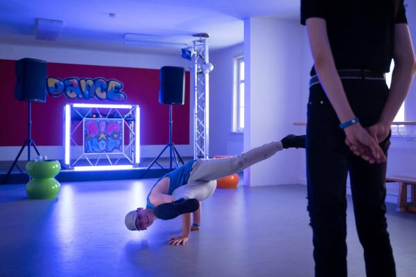 Bild 1 von 4: Viktor (Fridolin Sommerfeld) tanzt im wahrsten Sinne des Wortes aus der Reihe, zumindest wenn es nach Staffelcoach Badu geht.