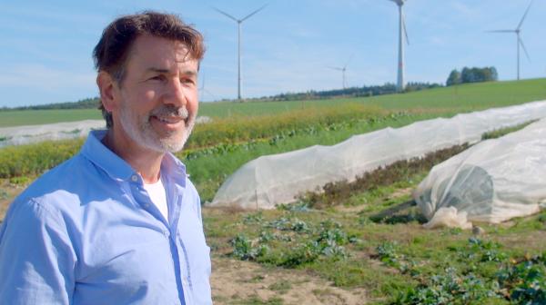 Bild 1 von 4: Auf einem Acker errichtete Matthias Willenbacher 1996 sein erstes Windrad - zum Teil mit den eigenen Händen. \