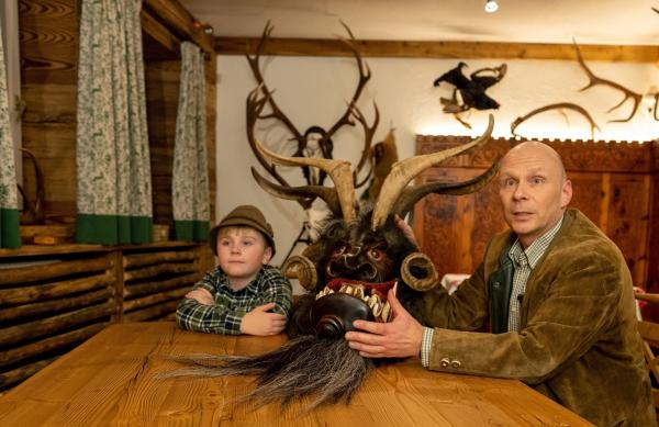 Bild 1 von 9: Hohe Gipfel, weiße Berge, blauer Himmel, kolossales Panorama: In der kalten Jahreszeit erlebt man die Alpen kaum wo grandioser als im Gasteinertal. Vom Stubnerkogel nach Norden blickt man in einen winterlichen Talkessel und fühlt sich über alle Dinge des Lebens erhaben. Wolfgang Niedermair hat die Region für diese Produktion in Heimat Österreich mit der Kamera besucht und erzählt, wie die Leute von hier über den Wechsel der Jahreszeiten denken. Die alte bergbäuerliche Gemeinschaft ist hier noch über weite Strecken intakt, man kennt sich, man hilft sich und man feiert nachher auch gemeinsam. Im Bild: Vater und Sohn erklären den Aufbau einer Krampusmaske.
