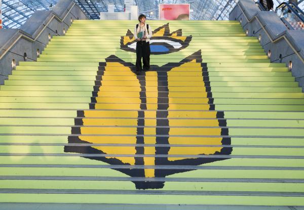 Bild 1 von 1: Logo der Buchmesse auf der Treppe in der Glashalle.