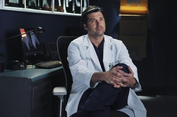 Bild 1 von 43: Während Meredith Cristina hilft, ein tapferes Gesicht vor den Kameras zu bewahren, versuchen Derek (Patrick Dempsey), Owen und Mark zu zeigen, wie toll sie sind ...