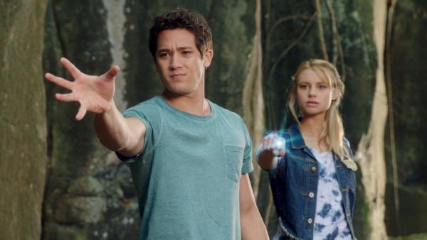 Bild 1 von 4: Zac (Chai Romruen, l.) und Lyla (Lucy Fry, r.) nutzen ihre Kräfte, um die Höhle zum Mondsee zu öffnen.