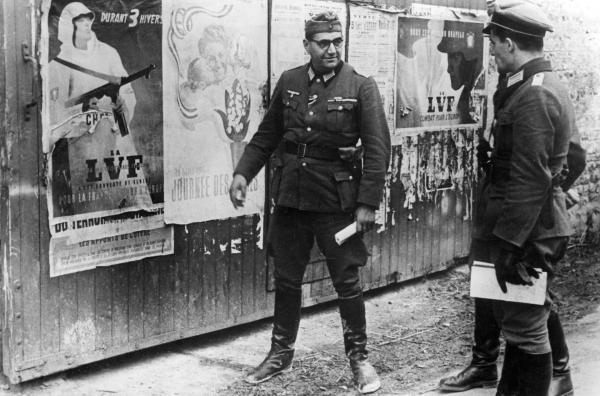 Bild 1 von 1: Kollaborationsführer Jacques Doriot (li.) bei einem Besuch an der Westfront in der Normandie im Jahr 1944